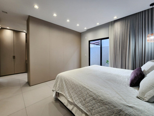 Casa térrea mobiliada e decorada à venda em condomínio fechado Portal do Sol Green em Goiânia-GO. - Foto