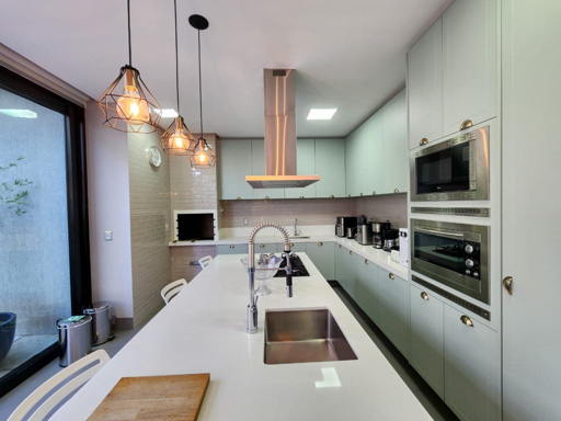 Casa térrea mobiliada e decorada à venda em condomínio fechado Portal do Sol Green em Goiânia-GO. - Foto