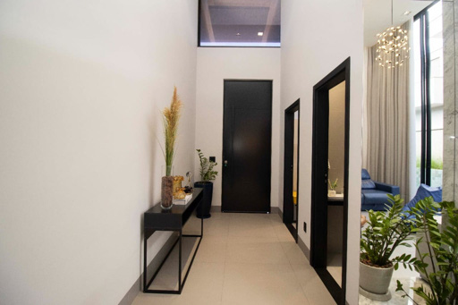 Casa térrea mobiliada e decorada à venda em condomínio fechado Portal do Sol Green em Goiânia-GO. - Foto