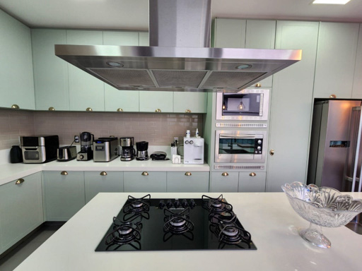 Casa térrea mobiliada e decorada à venda em condomínio fechado Portal do Sol Green em Goiânia-GO. - Foto