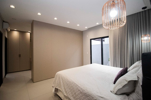 Casa térrea mobiliada e decorada à venda em condomínio fechado Portal do Sol Green em Goiânia-GO. - Foto