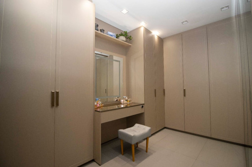 Casa térrea mobiliada e decorada à venda em condomínio fechado Portal do Sol Green em Goiânia-GO. - Foto