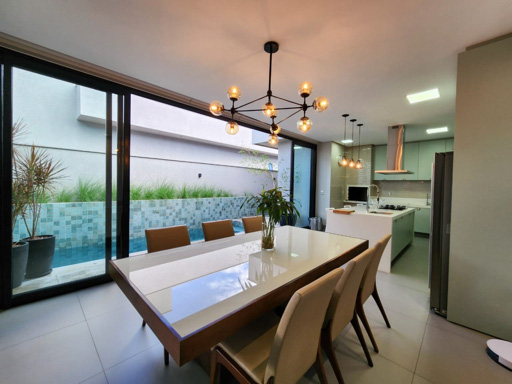Casa térrea mobiliada e decorada à venda em condomínio fechado Portal do Sol Green em Goiânia-GO. - Foto