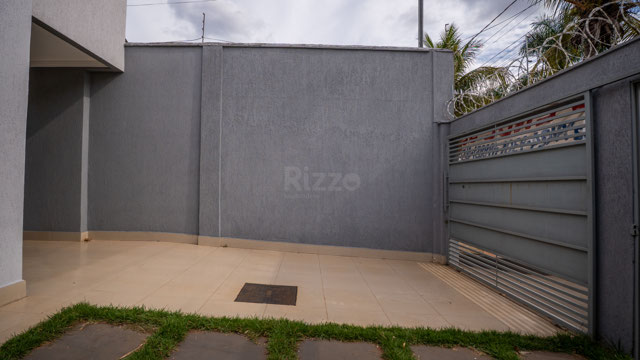 Casa Moderna com Pé-Direito Duplo e Acabamento Diferenciado Jardim Presidente - Foto