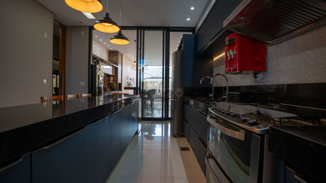 Casa 3 Quartos com Pé-Direito Duplo e Área Gourmet em Terreno de 406m² - Foto