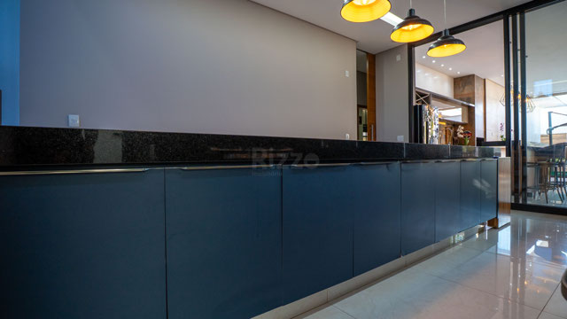 Casa 3 Quartos com Pé-Direito Duplo e Área Gourmet em Terreno de 406m² - Foto