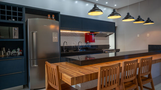 Casa 3 Quartos com Pé-Direito Duplo e Área Gourmet em Terreno de 406m² - Foto