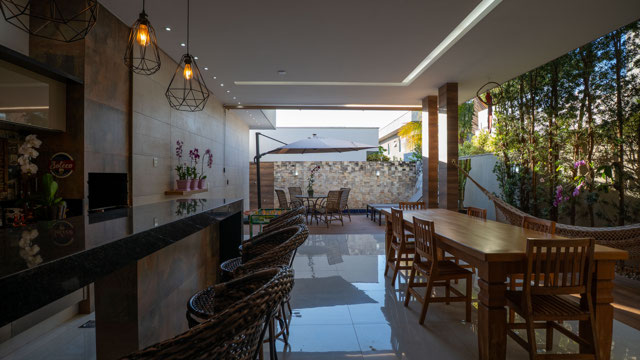 Casa 3 Quartos com Pé-Direito Duplo e Área Gourmet em Terreno de 406m² - Foto