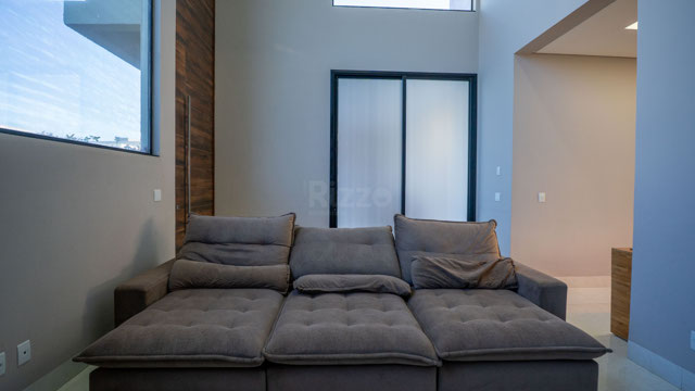 Casa 3 Quartos com Pé-Direito Duplo e Área Gourmet em Terreno de 406m² - Foto