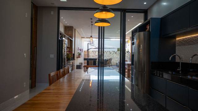 Casa 3 Quartos com Pé-Direito Duplo e Área Gourmet em Terreno de 406m² - Foto
