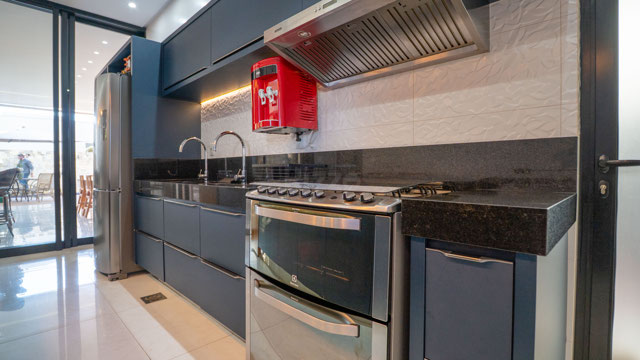 Casa 3 Quartos com Pé-Direito Duplo e Área Gourmet em Terreno de 406m² - Foto