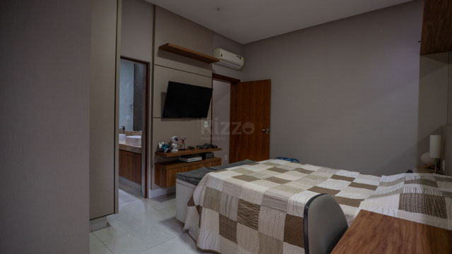 Casa 3 Quartos com Pé-Direito Duplo e Área Gourmet em Terreno de 406m² - Foto