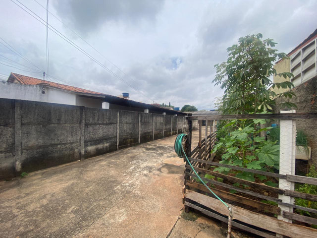 Duas residências no mesmo lote, em localização estratégica no Jardim América em Goiânia - Foto