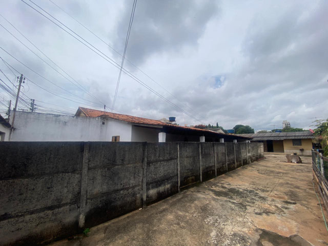 Duas residências no mesmo lote, em localização estratégica no Jardim América em Goiânia - Foto