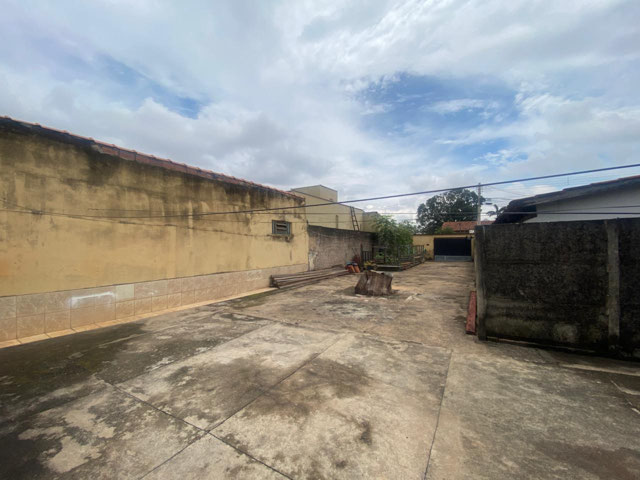 Duas residências no mesmo lote, em localização estratégica no Jardim América em Goiânia - Foto