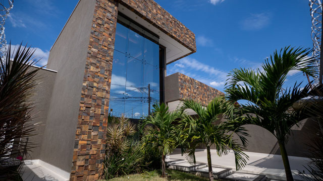 Casa Térrea no Faiçalville com 4 Suítes e Pé-Direito Duplo - Foto