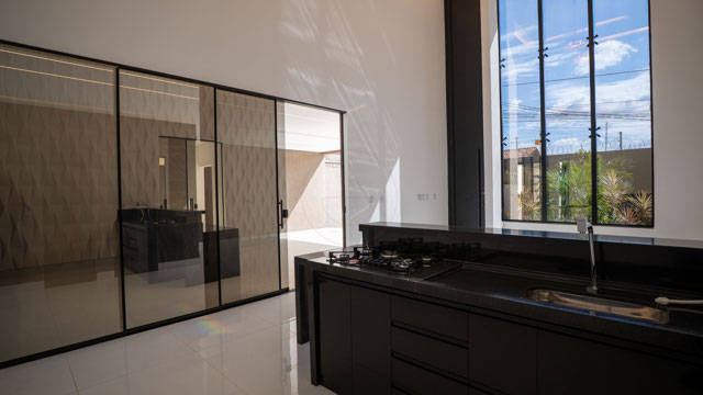 Casa Térrea no Faiçalville com 4 Suítes e Pé-Direito Duplo - Foto