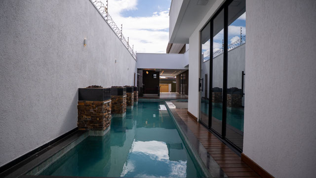 Casa Térrea no Faiçalville com 4 Suítes e Pé-Direito Duplo - Foto