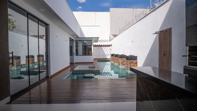 Casa Térrea no Faiçalville com 4 Suítes e Pé-Direito Duplo - Foto