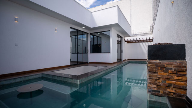 Casa Térrea no Faiçalville com 4 Suítes e Pé-Direito Duplo - Foto