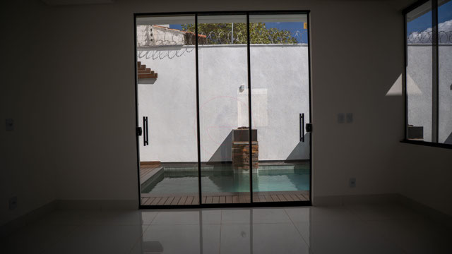 Casa Térrea no Faiçalville com 4 Suítes e Pé-Direito Duplo - Foto