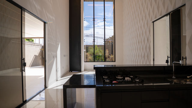 Casa Térrea no Faiçalville com 4 Suítes e Pé-Direito Duplo - Foto