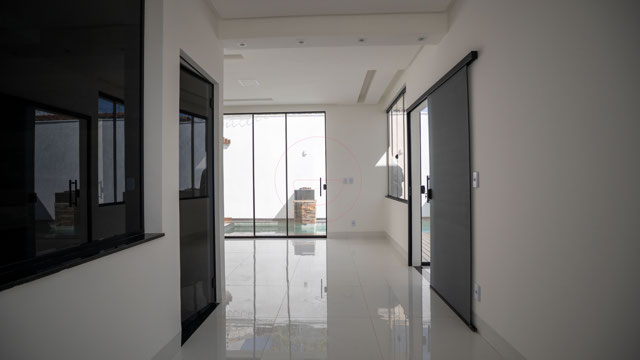 Casa Térrea no Faiçalville com 4 Suítes e Pé-Direito Duplo - Foto