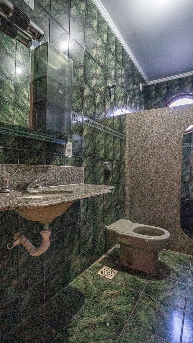 Casa no Setor Sudoeste com 7 Quartos e Potencial de Renda - Foto