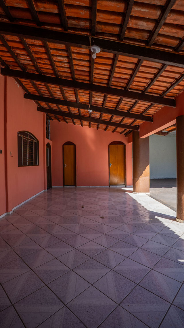 Casa no Setor Sudoeste com 7 Quartos e Potencial de Renda - Foto