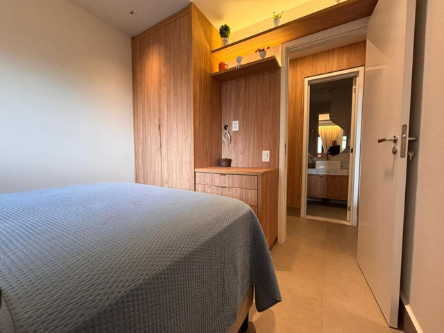 Apartamento 2 quartos com suíte e vaga de garagem totalmente mobiliado. - Foto