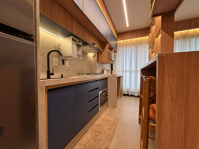 Apartamento 2 quartos com suíte e vaga de garagem totalmente mobiliado. - Foto