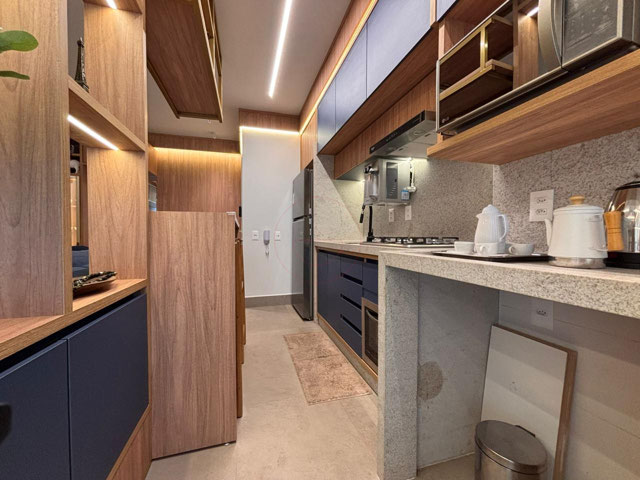 Apartamento 2 quartos com suíte e vaga de garagem totalmente mobiliado. - Foto
