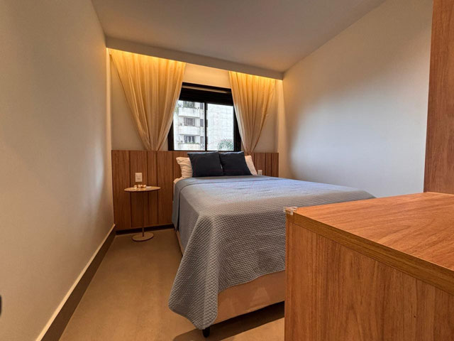 Apartamento 2 quartos com suíte e vaga de garagem totalmente mobiliado. - Foto