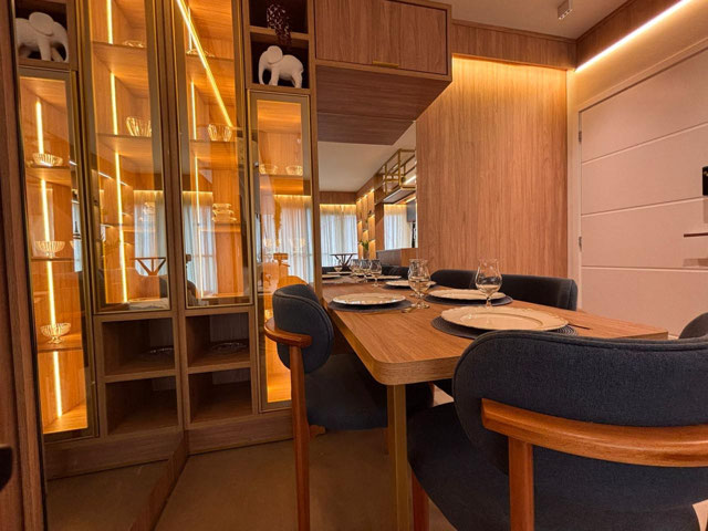 Apartamento 2 quartos com suíte e vaga de garagem totalmente mobiliado. - Foto
