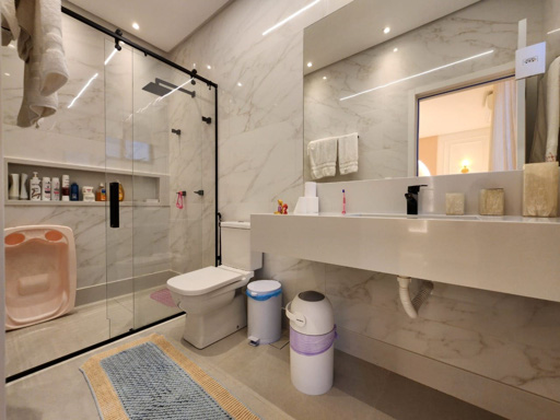 Este sobrado oferece um padrão de acabamento de altíssimo nível, ideal para quem busca o máximo em conforto e luxo. - Foto