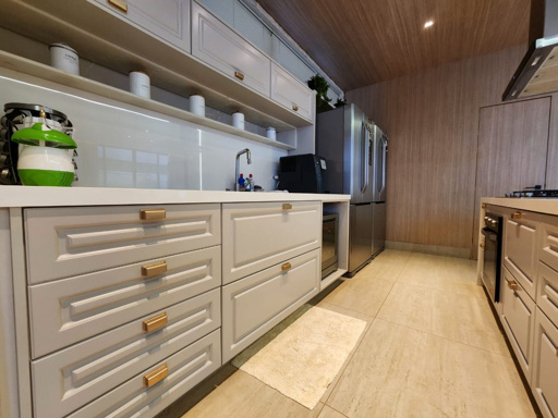 Este sobrado oferece um padrão de acabamento de altíssimo nível, ideal para quem busca o máximo em conforto e luxo. - Foto