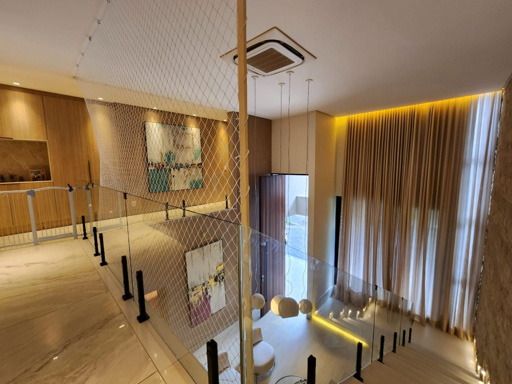 Este sobrado oferece um padrão de acabamento de altíssimo nível, ideal para quem busca o máximo em conforto e luxo. - Foto
