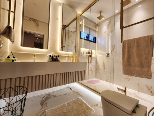 Este sobrado oferece um padrão de acabamento de altíssimo nível, ideal para quem busca o máximo em conforto e luxo. - Foto