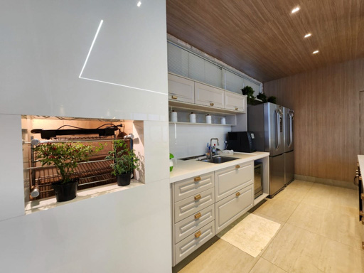 Este sobrado oferece um padrão de acabamento de altíssimo nível, ideal para quem busca o máximo em conforto e luxo. - Foto