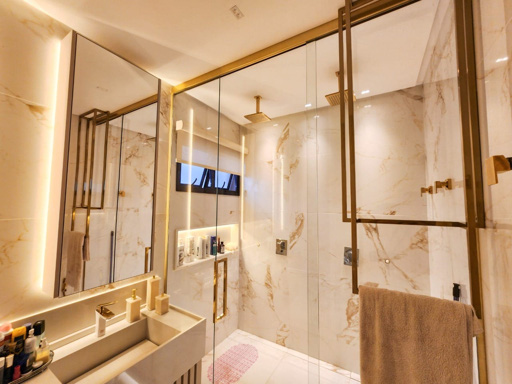 Este sobrado oferece um padrão de acabamento de altíssimo nível, ideal para quem busca o máximo em conforto e luxo. - Foto