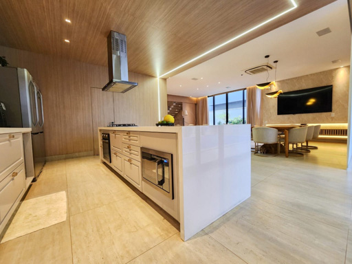 Este sobrado oferece um padrão de acabamento de altíssimo nível, ideal para quem busca o máximo em conforto e luxo. - Foto