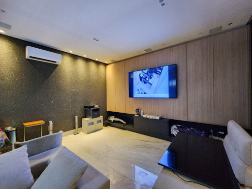 Este sobrado oferece um padrão de acabamento de altíssimo nível, ideal para quem busca o máximo em conforto e luxo. - Foto
