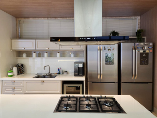Este sobrado oferece um padrão de acabamento de altíssimo nível, ideal para quem busca o máximo em conforto e luxo. - Foto