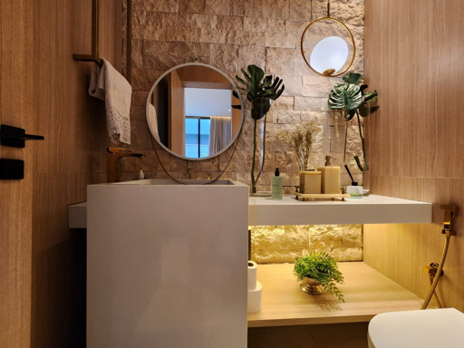 Este sobrado oferece um padrão de acabamento de altíssimo nível, ideal para quem busca o máximo em conforto e luxo. - Foto