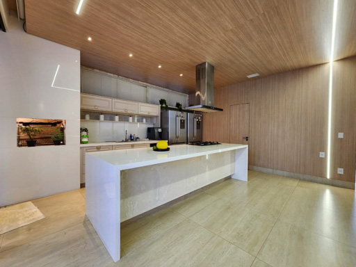 Este sobrado oferece um padrão de acabamento de altíssimo nível, ideal para quem busca o máximo em conforto e luxo. - Foto