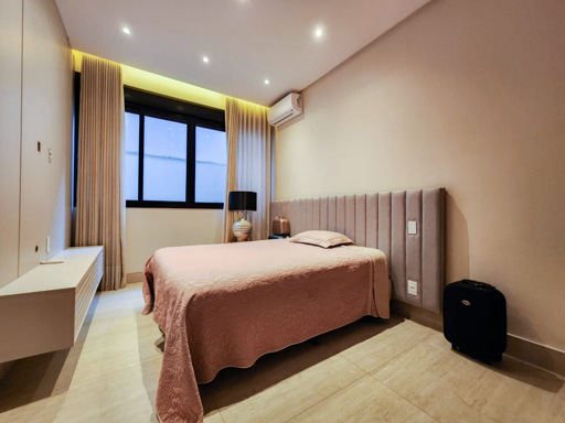 Este sobrado oferece um padrão de acabamento de altíssimo nível, ideal para quem busca o máximo em conforto e luxo. - Foto