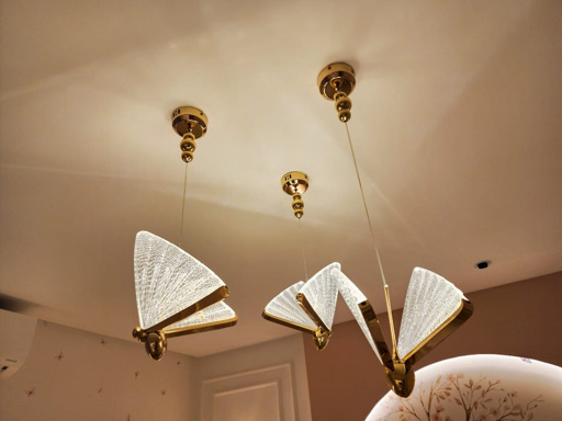 Este sobrado oferece um padrão de acabamento de altíssimo nível, ideal para quem busca o máximo em conforto e luxo. - Foto