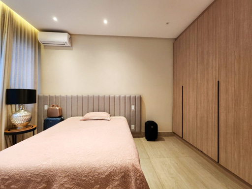 Este sobrado oferece um padrão de acabamento de altíssimo nível, ideal para quem busca o máximo em conforto e luxo. - Foto