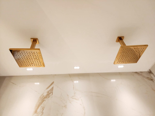 Este sobrado oferece um padrão de acabamento de altíssimo nível, ideal para quem busca o máximo em conforto e luxo. - Foto