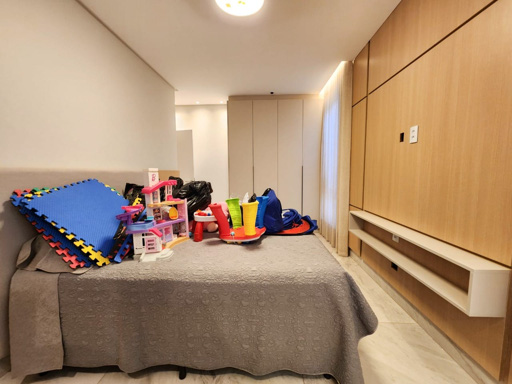 Este sobrado oferece um padrão de acabamento de altíssimo nível, ideal para quem busca o máximo em conforto e luxo. - Foto